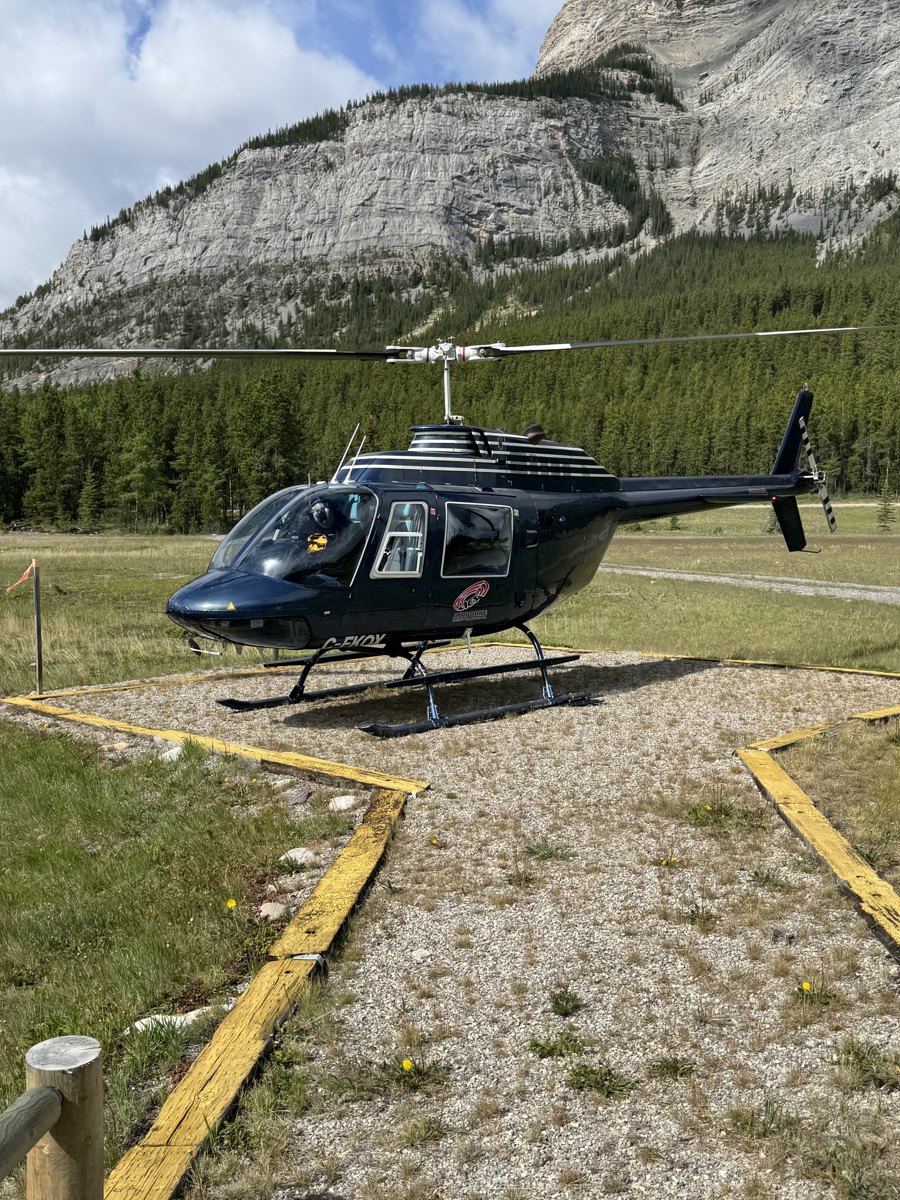 L'hélicoptère sur son aire d'atterrissage avant le vol vers les Twin Falls dans les Rocheuses – Bernhard Houy en voyage