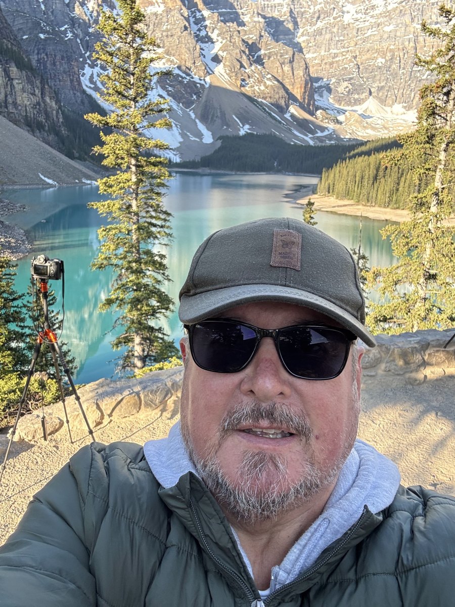 Bernhard Houy au lac Moraine, son appareil photo sur trépied à l'arrière-plan