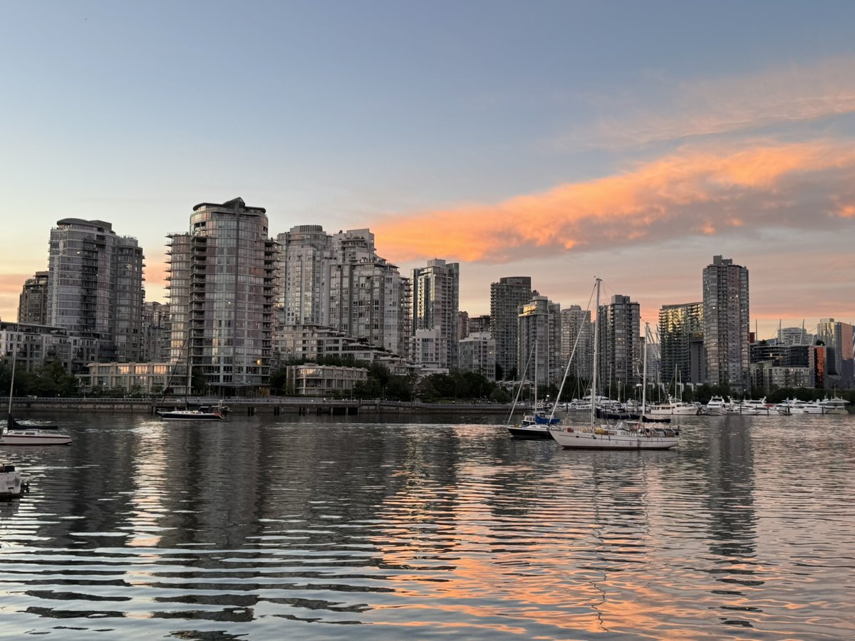 Abendhimmel mit orangefarbener Wolke über den Hochhäusern am False Creek in Vancouver, Segelboote im Wasser – Begleitfoto von Bernhard Houy
