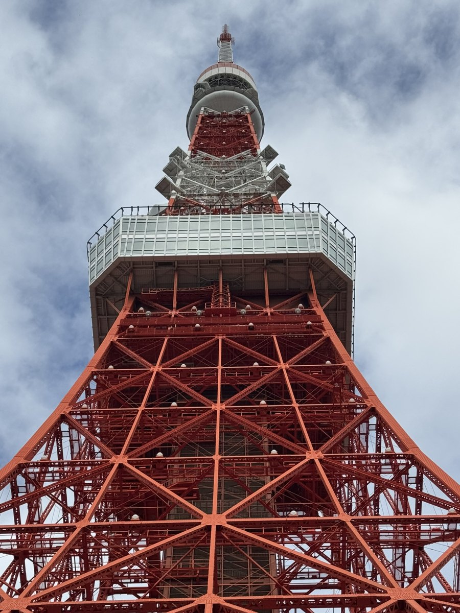 Die Aussichtsplattform des Tokyo Tower von unten gesehen – Begleitfoto von Bernhard Houy
