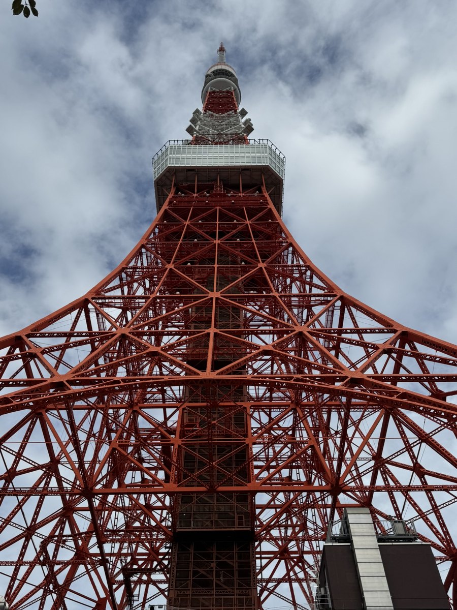 Das Stahlgerüst des Tokyo Tower von unten gesehen – Begleitfoto von Bernhard Houy