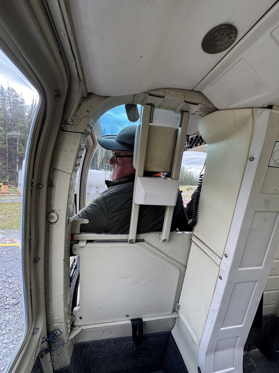Blick in die Kabine des Helikopters mit dem Piloten von der Seite – Begleitfoto von Bernhard Houy